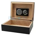 Set cadou humidor confectionat din lemn pentru trabucuri cu scrumiera si cutter incluse