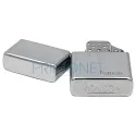 Bricheta Ronson Chrome Vertical Brushed functionala cu benzina confectionata din otel inoxidabil de calitate